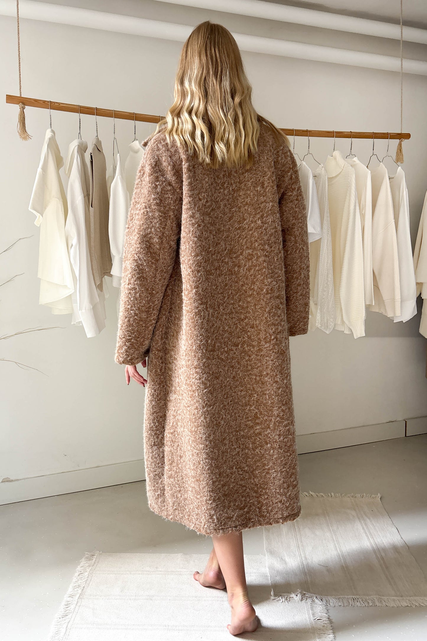 Szőrös hosszú kabát-brandyszín