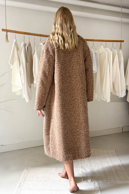 Szőrös hosszú kabát-brandyszín