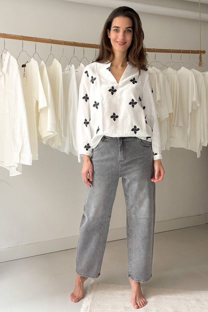 Hímzett virágmintás blúz