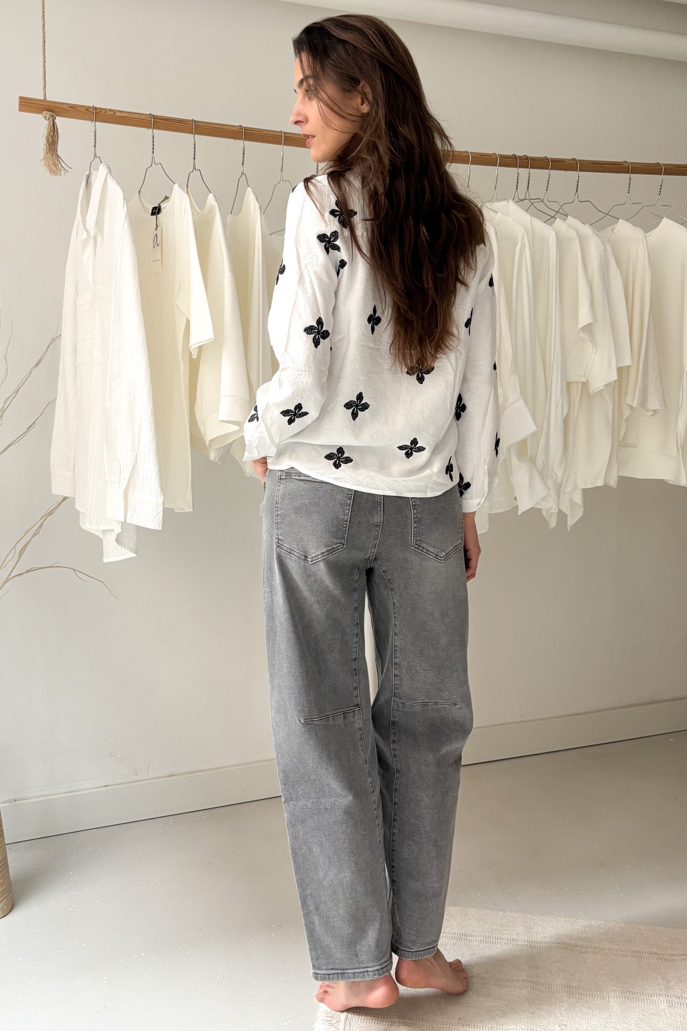 Hímzett virágmintás blúz