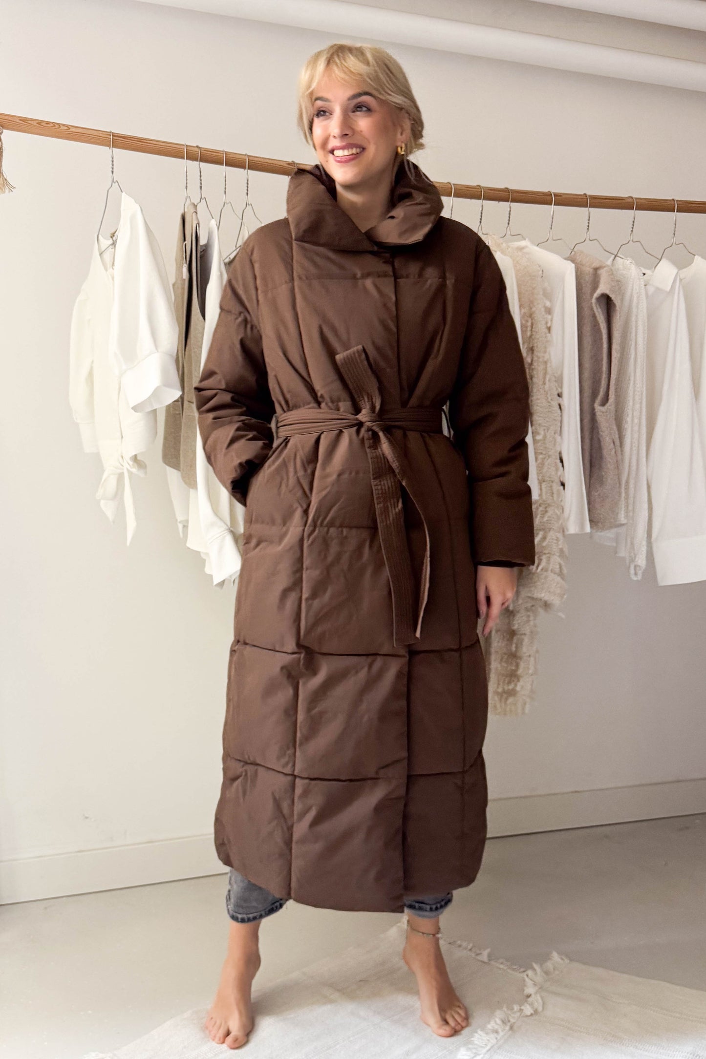 Hosszú pufikabát-mazsolabarna