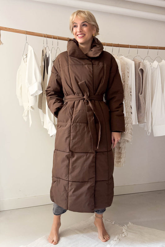 Hosszú pufikabát-mazsolabarna