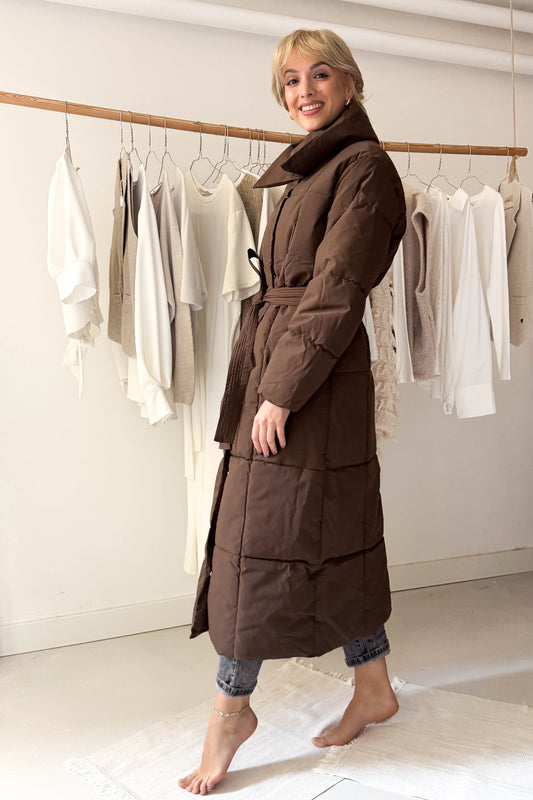 Hosszú pufikabát-mazsolabarna