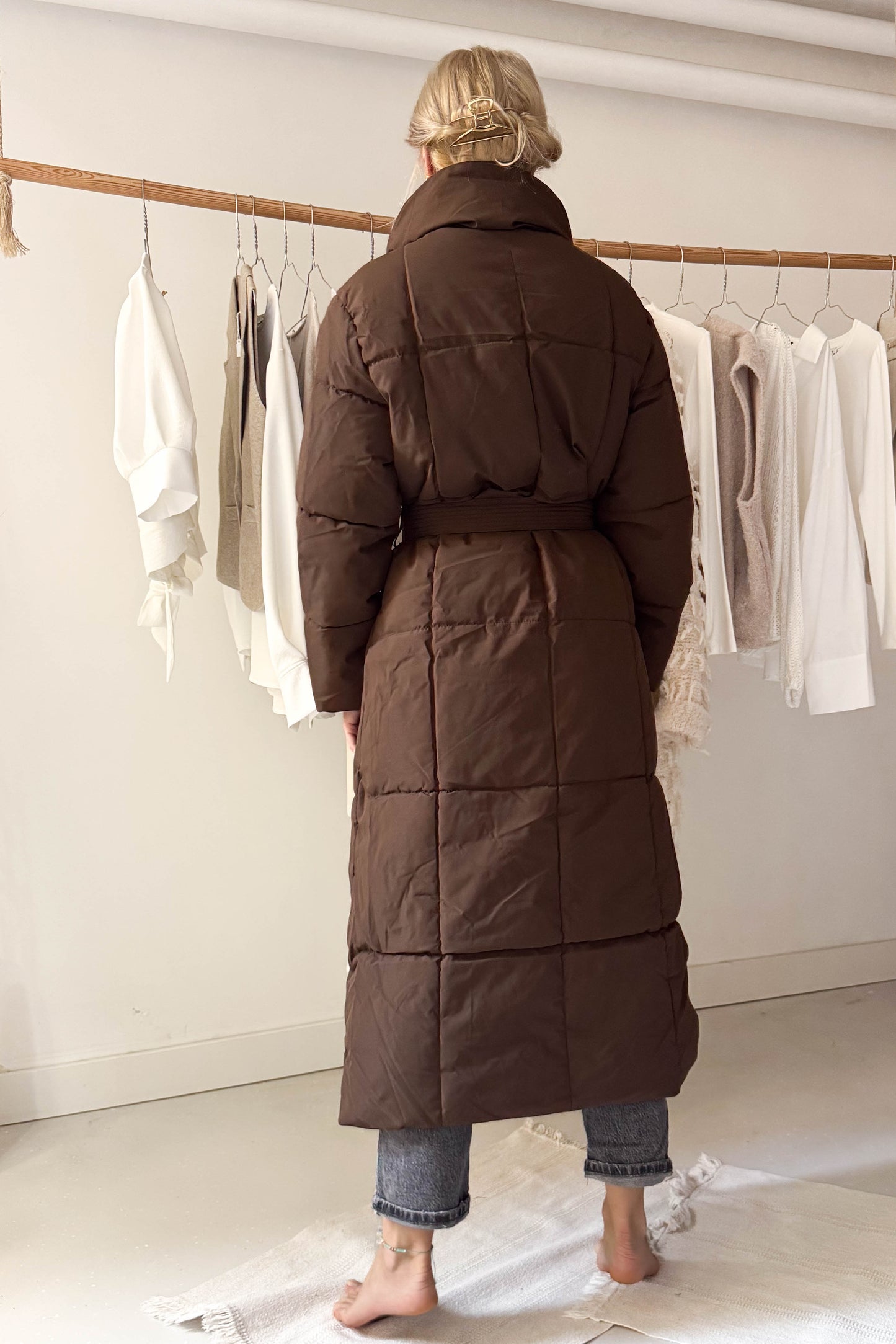 Hosszú pufikabát-mazsolabarna