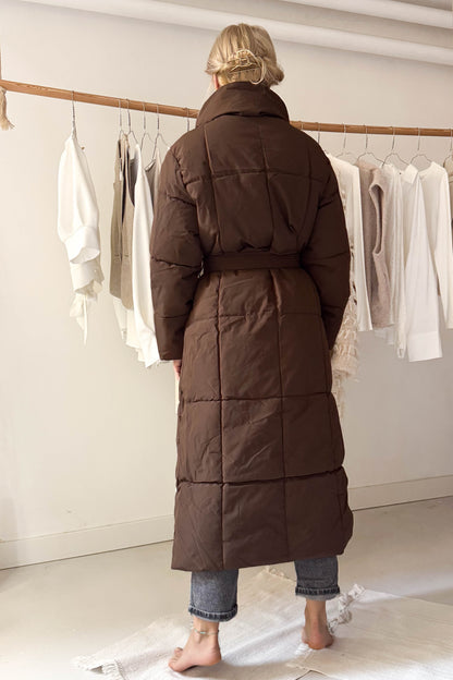 Hosszú pufikabát-mazsolabarna