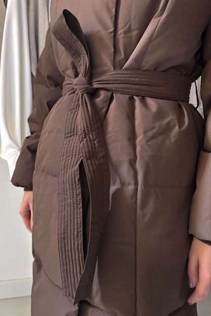 Hosszú pufikabát-mazsolabarna