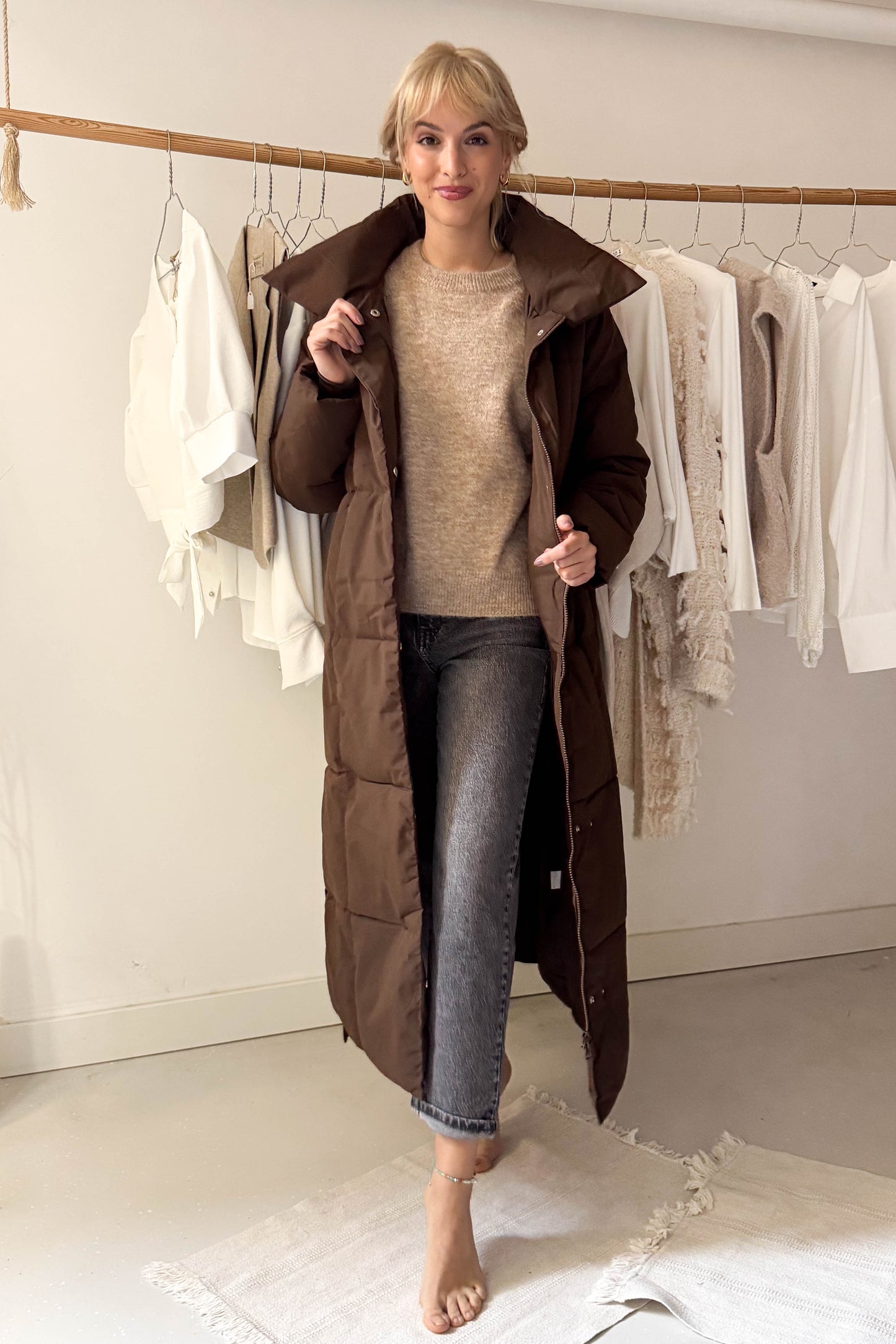 Hosszú pufikabát-mazsolabarna