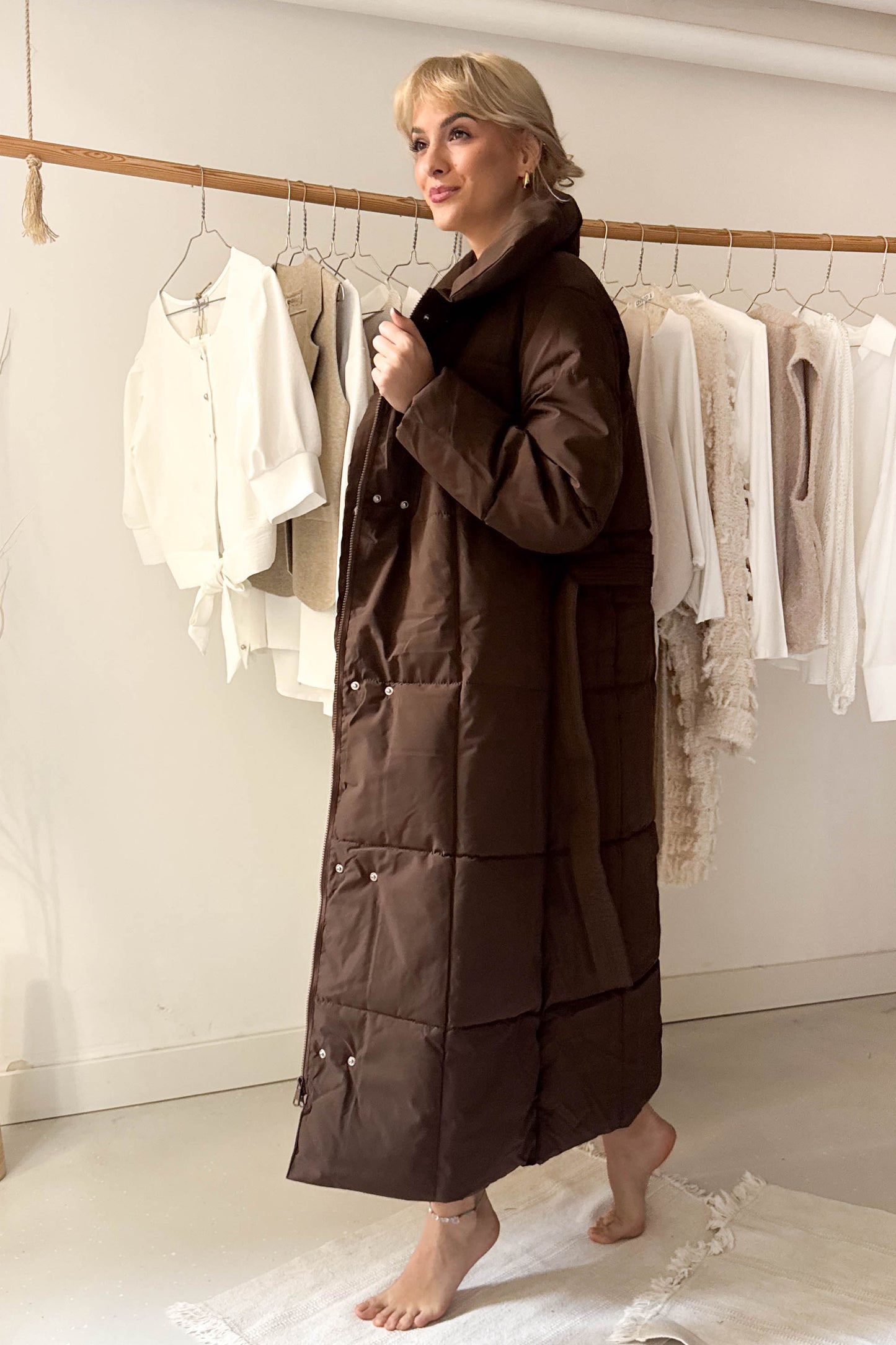 Hosszú pufikabát-mazsolabarna