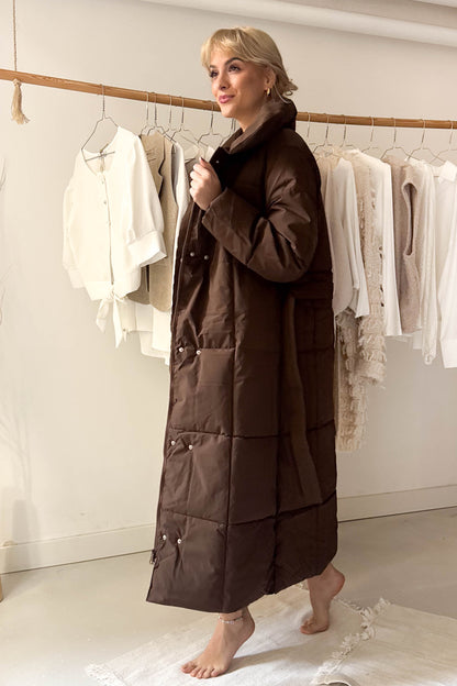 Hosszú pufikabát-mazsolabarna