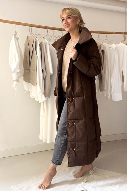 Hosszú pufikabát-mazsolabarna