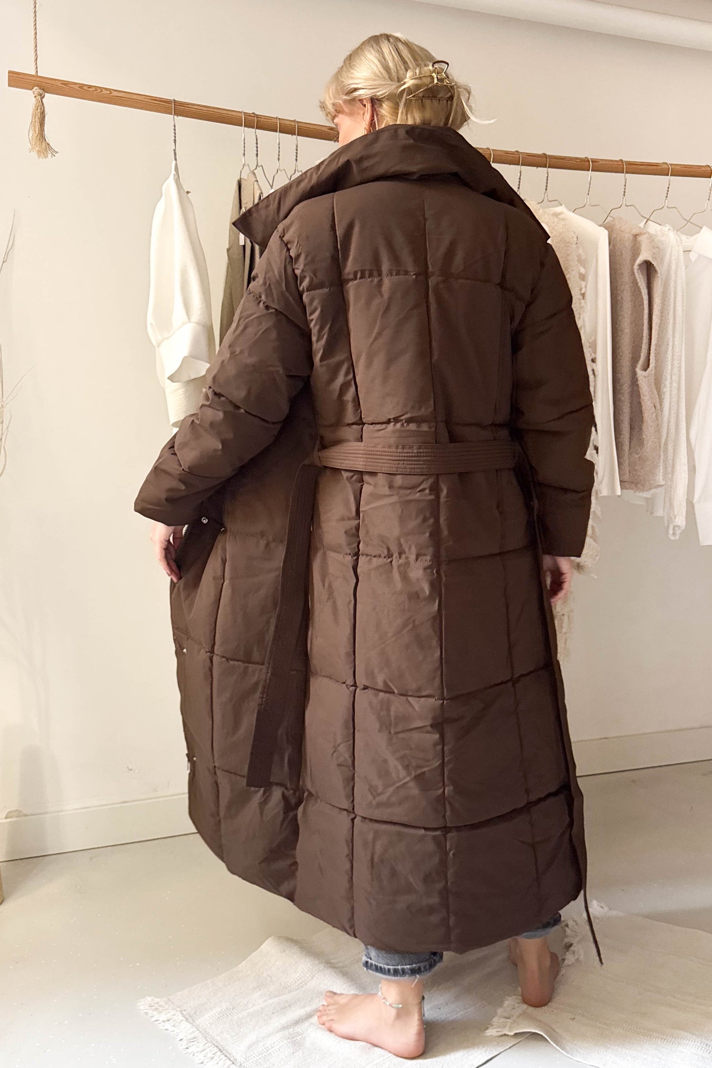 Hosszú pufikabát-mazsolabarna