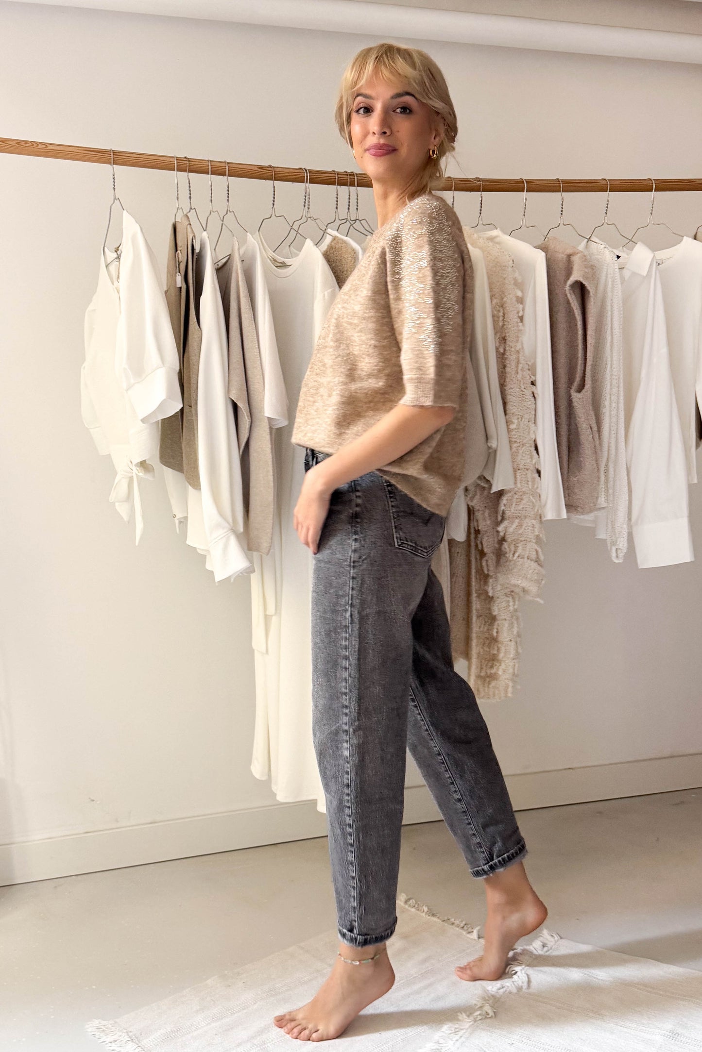 Díszített ujjú kötött felső-tejkaramell