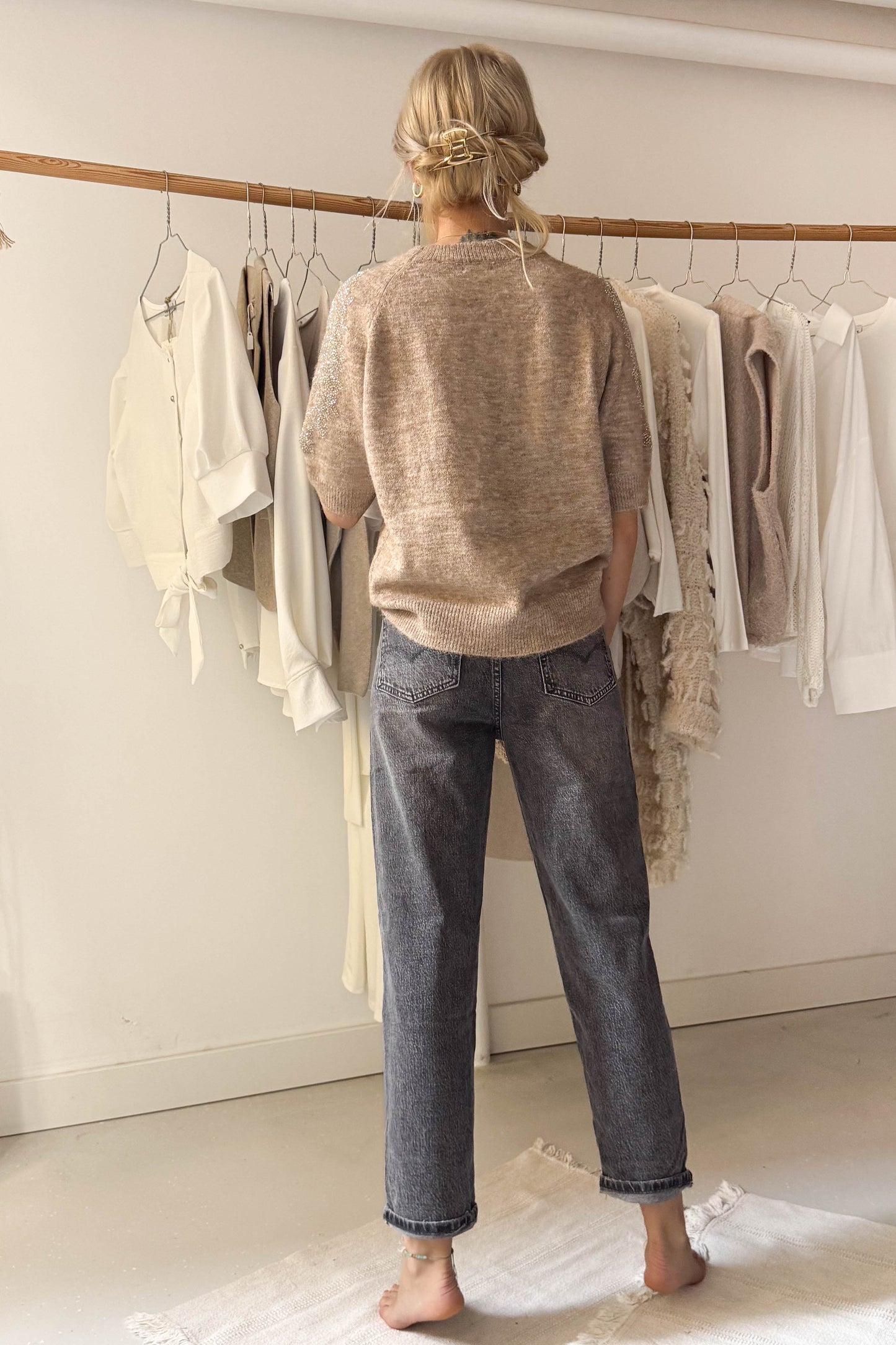 Díszített ujjú kötött felső-tejkaramell