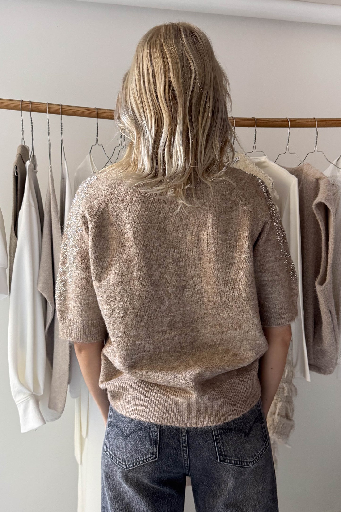 Díszített ujjú kötött felső-tejkaramell