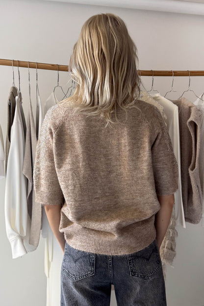 Díszített ujjú kötött felső-tejkaramell