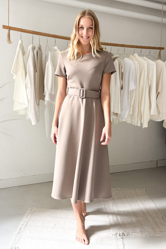 Rövid ujjas ruha - füstbarna