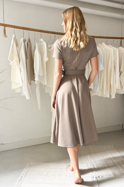 Rövid ujjas ruha - füstbarna