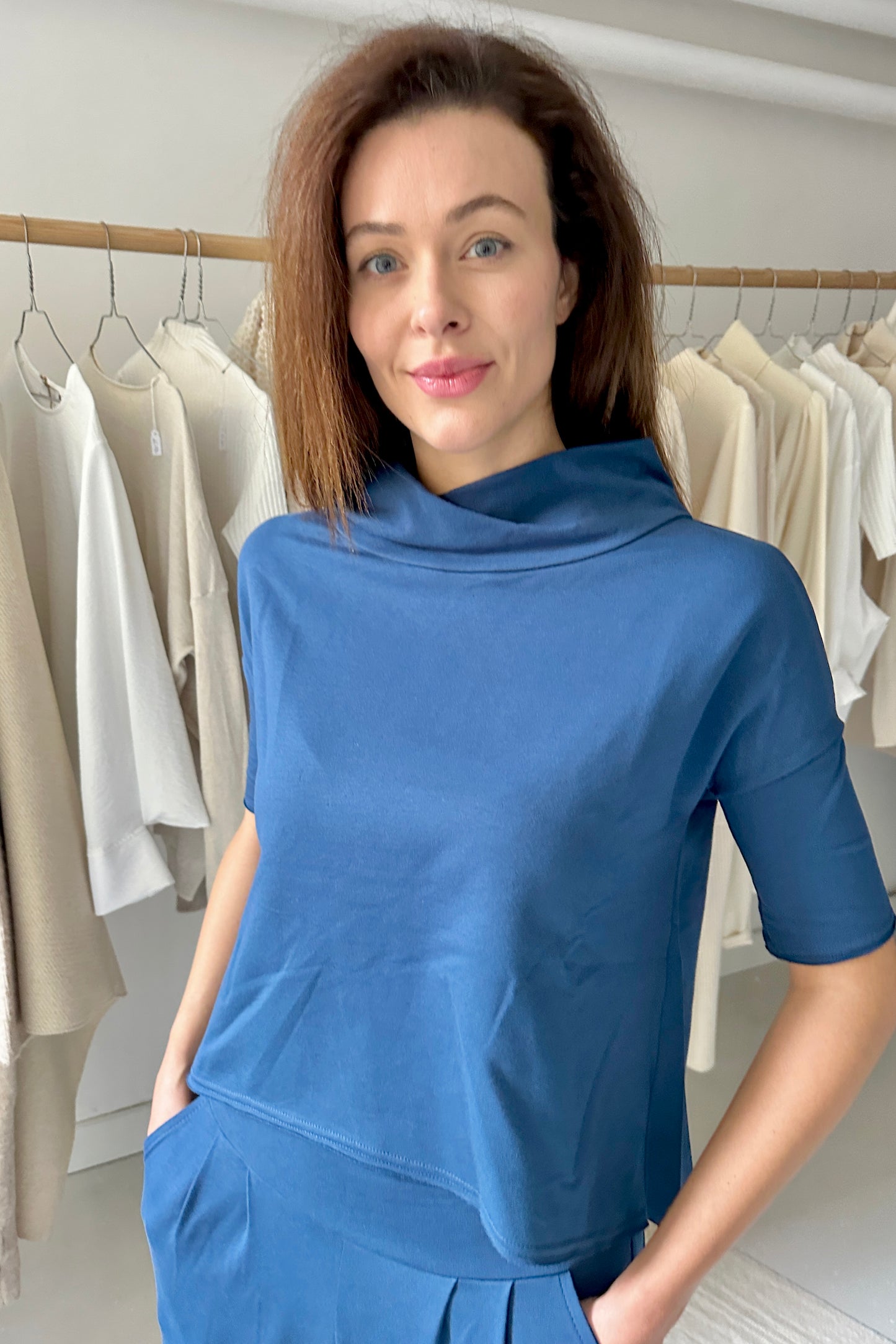 Csavart nyakú pulóver - rövid