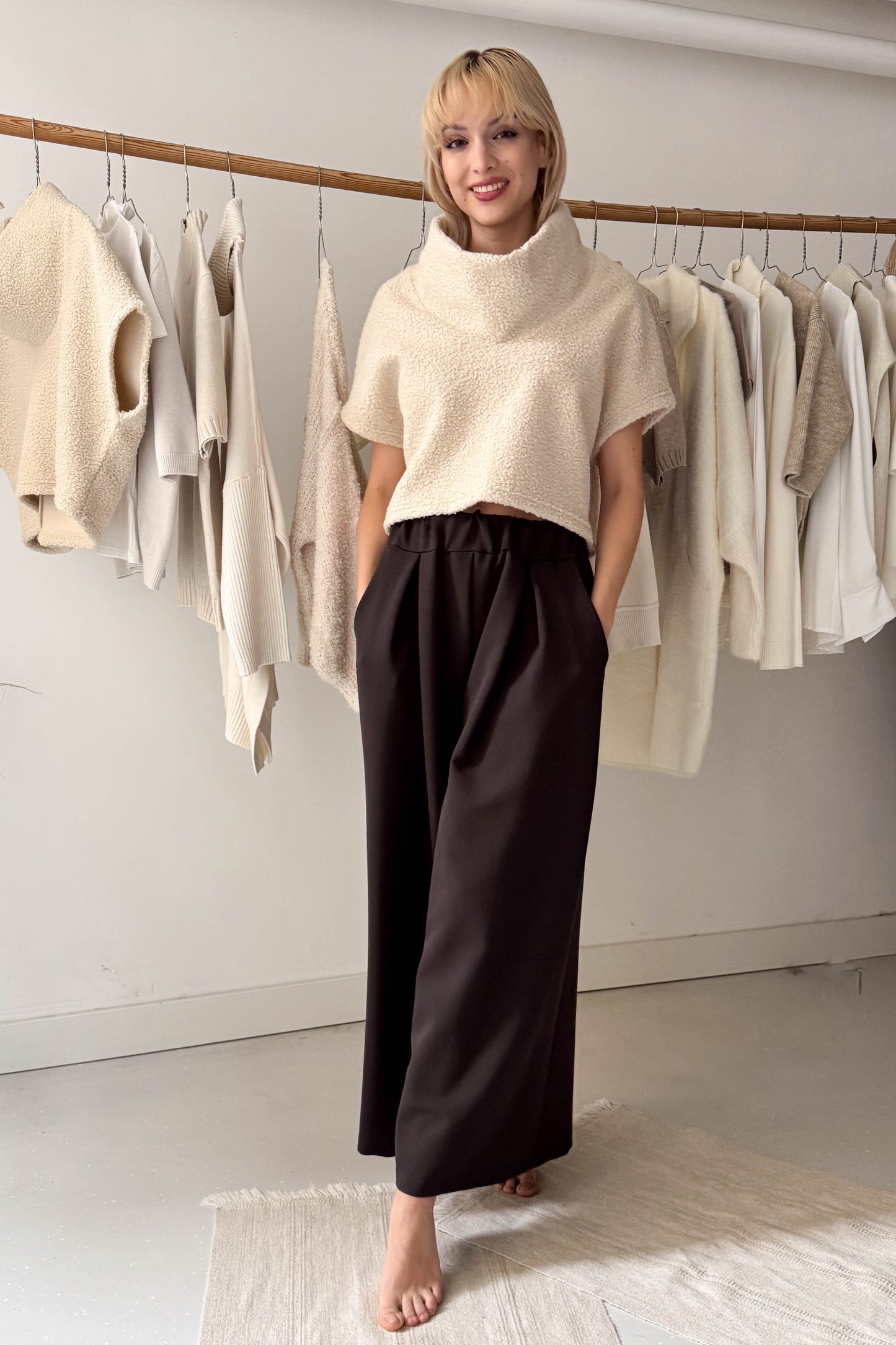 Magasnyakú, rövidállású felső-bézs