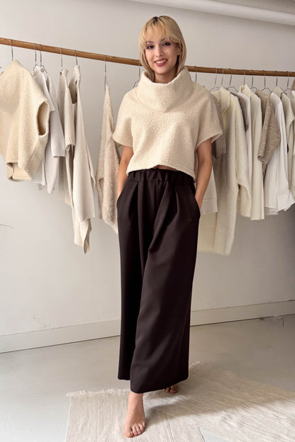 Magasnyakú, rövidállású felső-bézs