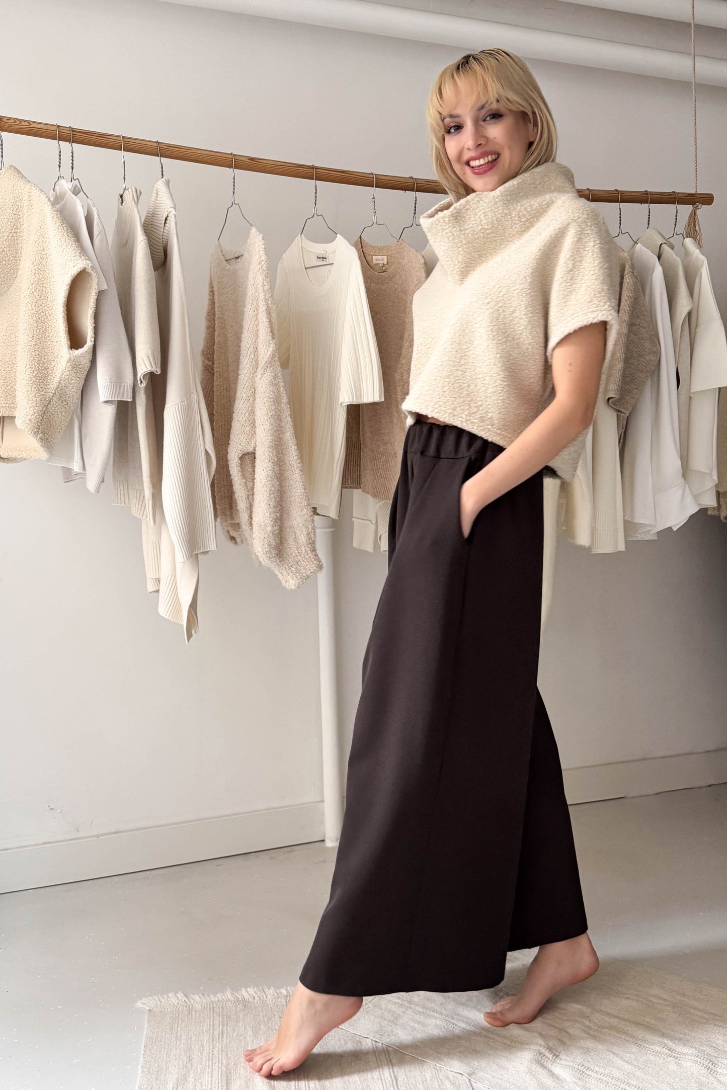 Magasnyakú, rövidállású felső-bézs