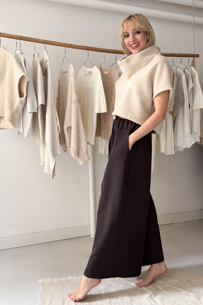 Magasnyakú, rövidállású felső-bézs