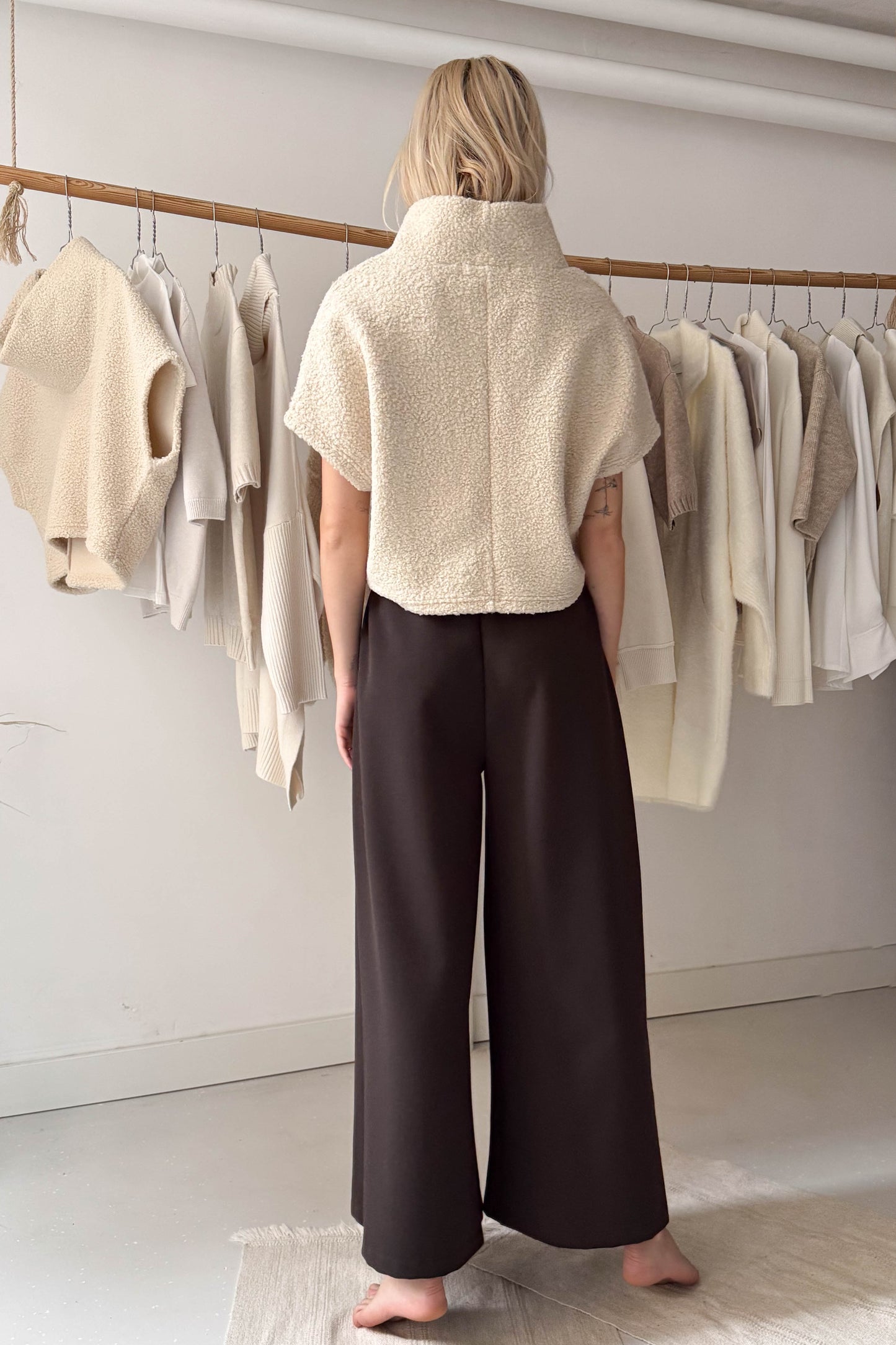 Magasnyakú, rövidállású felső-bézs