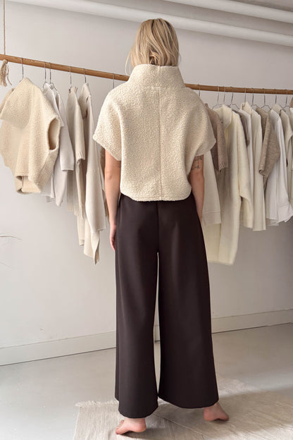 Magasnyakú, rövidállású felső-bézs