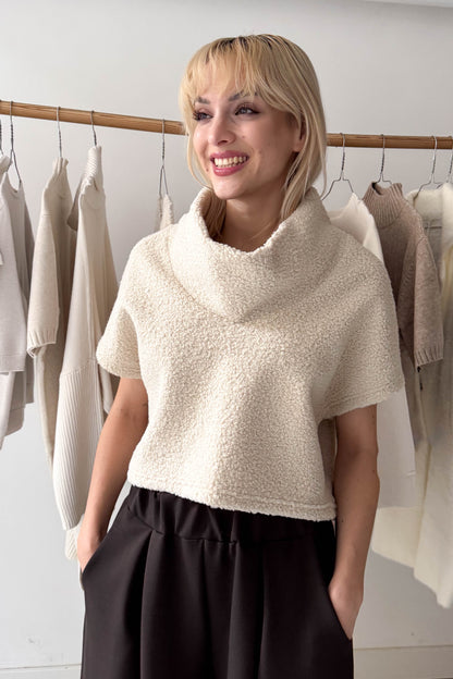 Magasnyakú, rövidállású felső-bézs