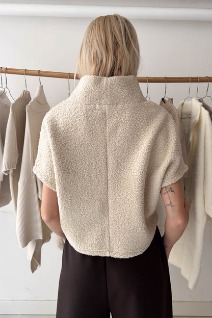 Magasnyakú, rövidállású felső-bézs