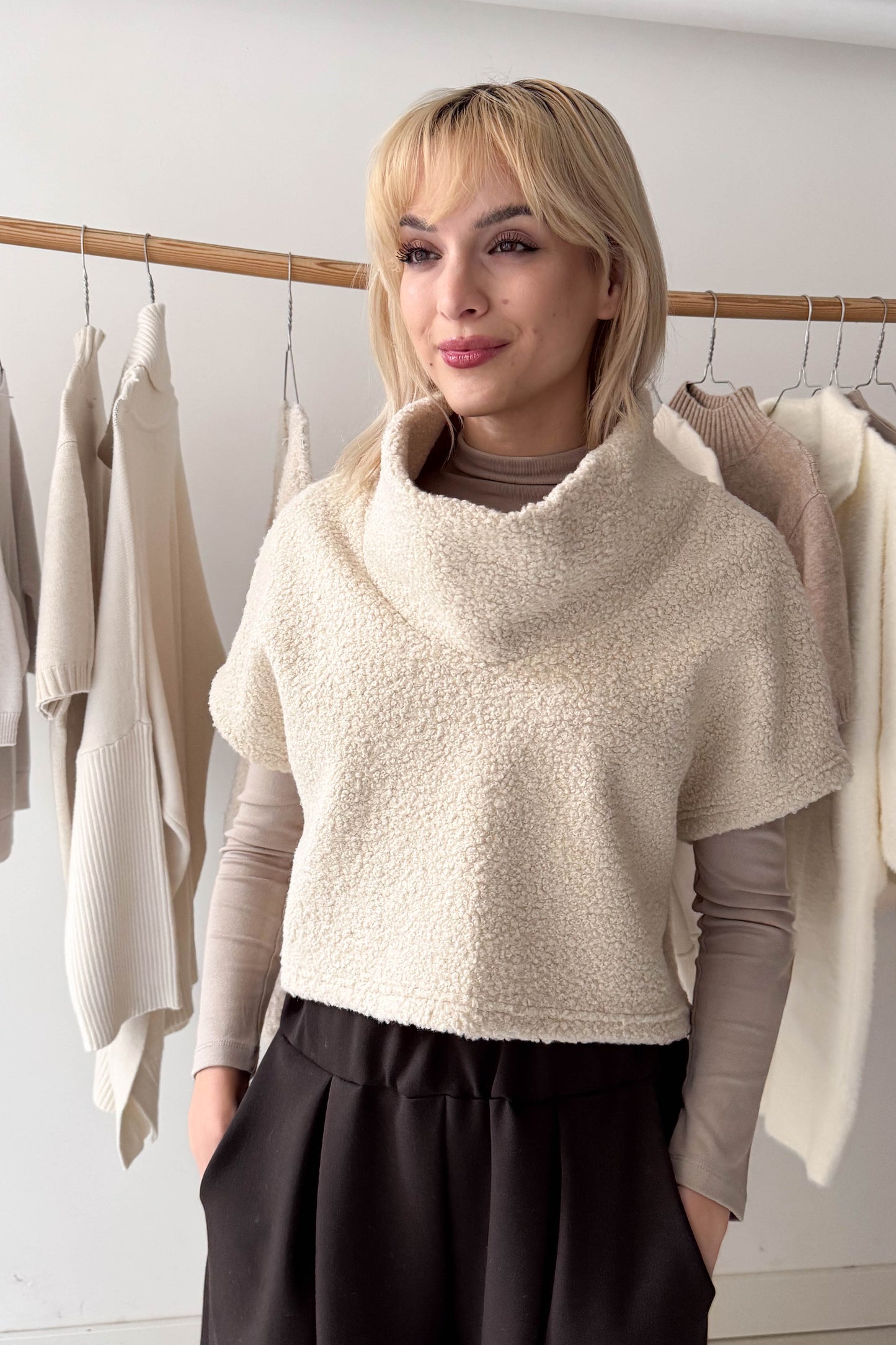 Magasnyakú, rövidállású felső-bézs