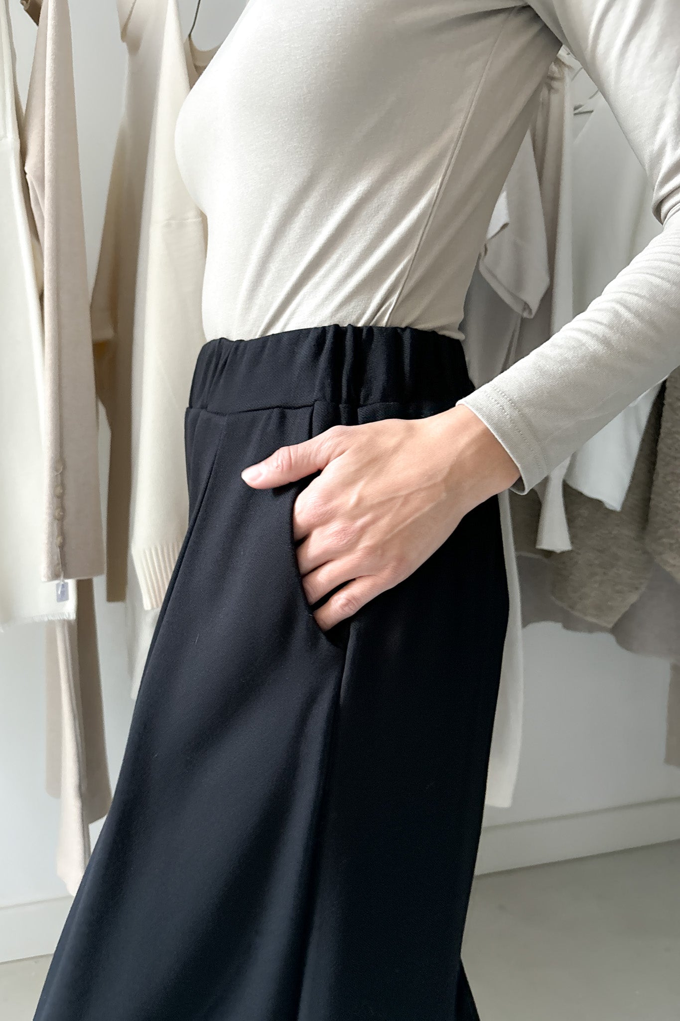 Elöl hajtásos, vastagabb nadrág - fekete