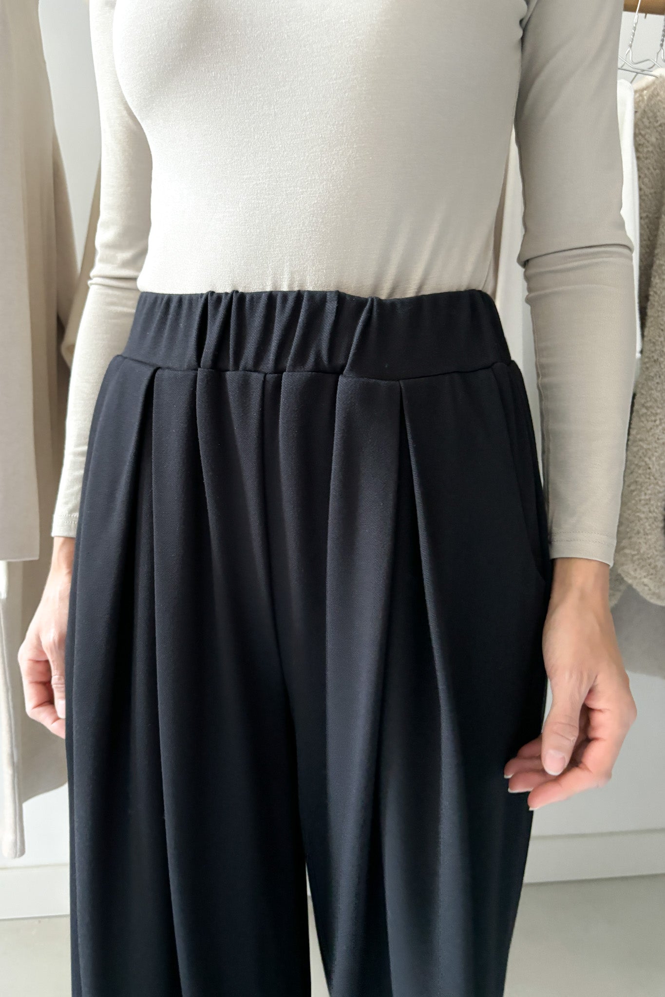 Elöl hajtásos, vastagabb nadrág - fekete