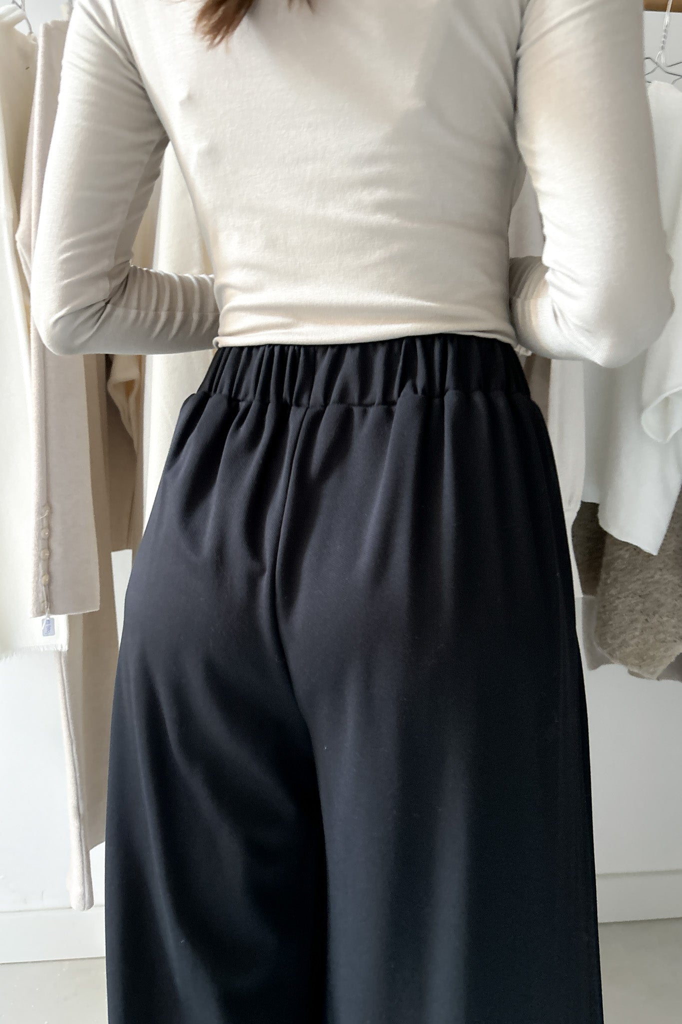 Elöl hajtásos, vastagabb nadrág - fekete