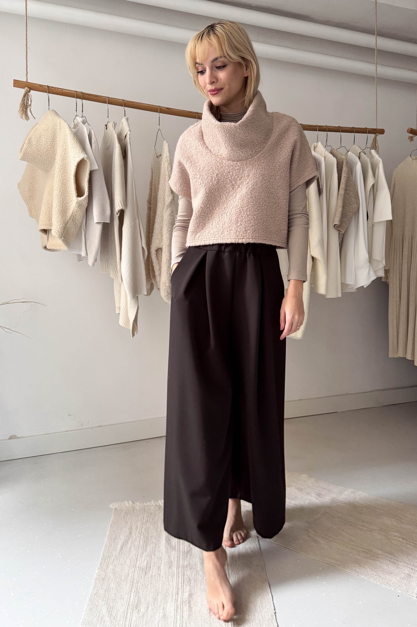 Magasnyakú, rövidállású felső-púder