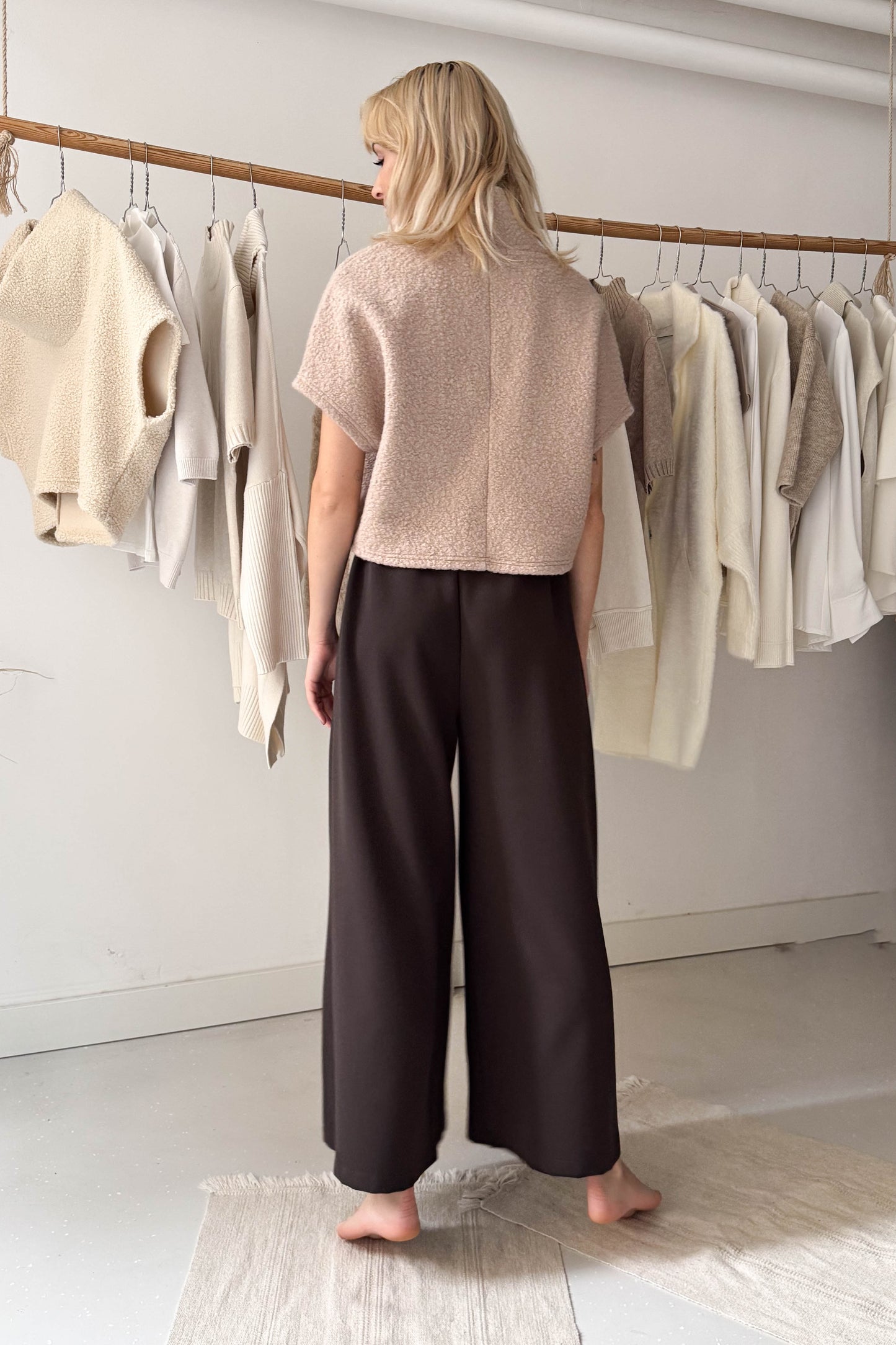 Magasnyakú, rövidállású felső-púder