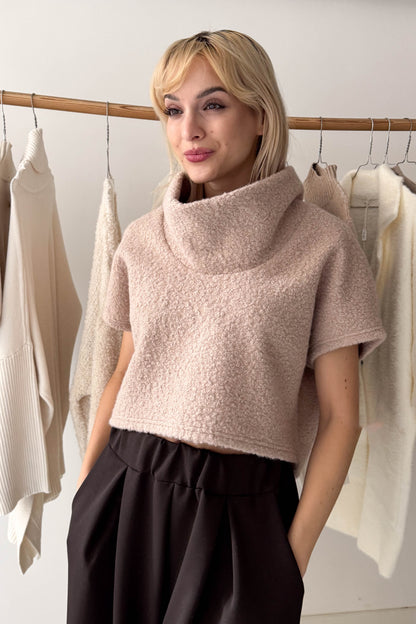 Magasnyakú, rövidállású felső-púder