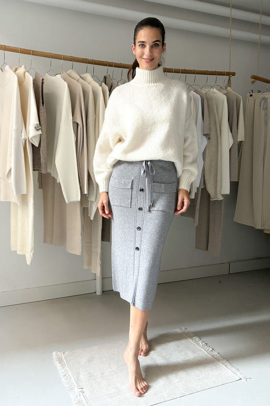 Szürke ceruzaszoknya gombokkal