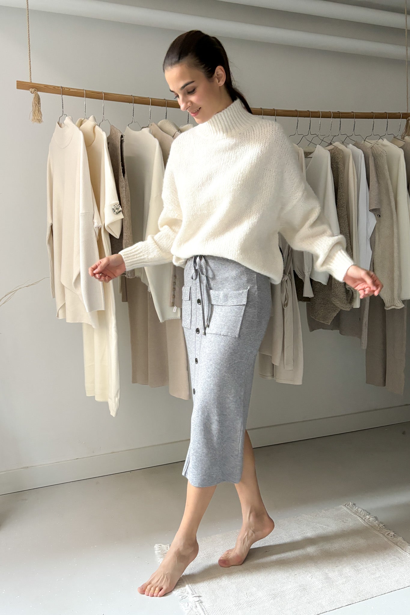 Szürke ceruzaszoknya gombokkal