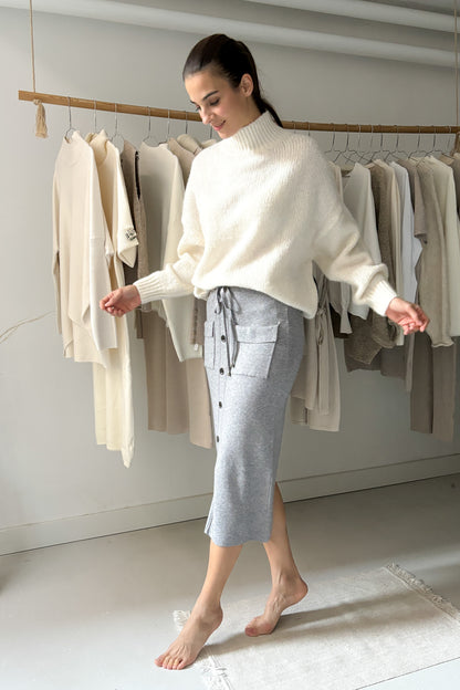 Szürke ceruzaszoknya gombokkal