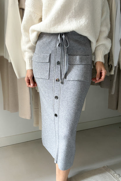 Szürke ceruzaszoknya gombokkal