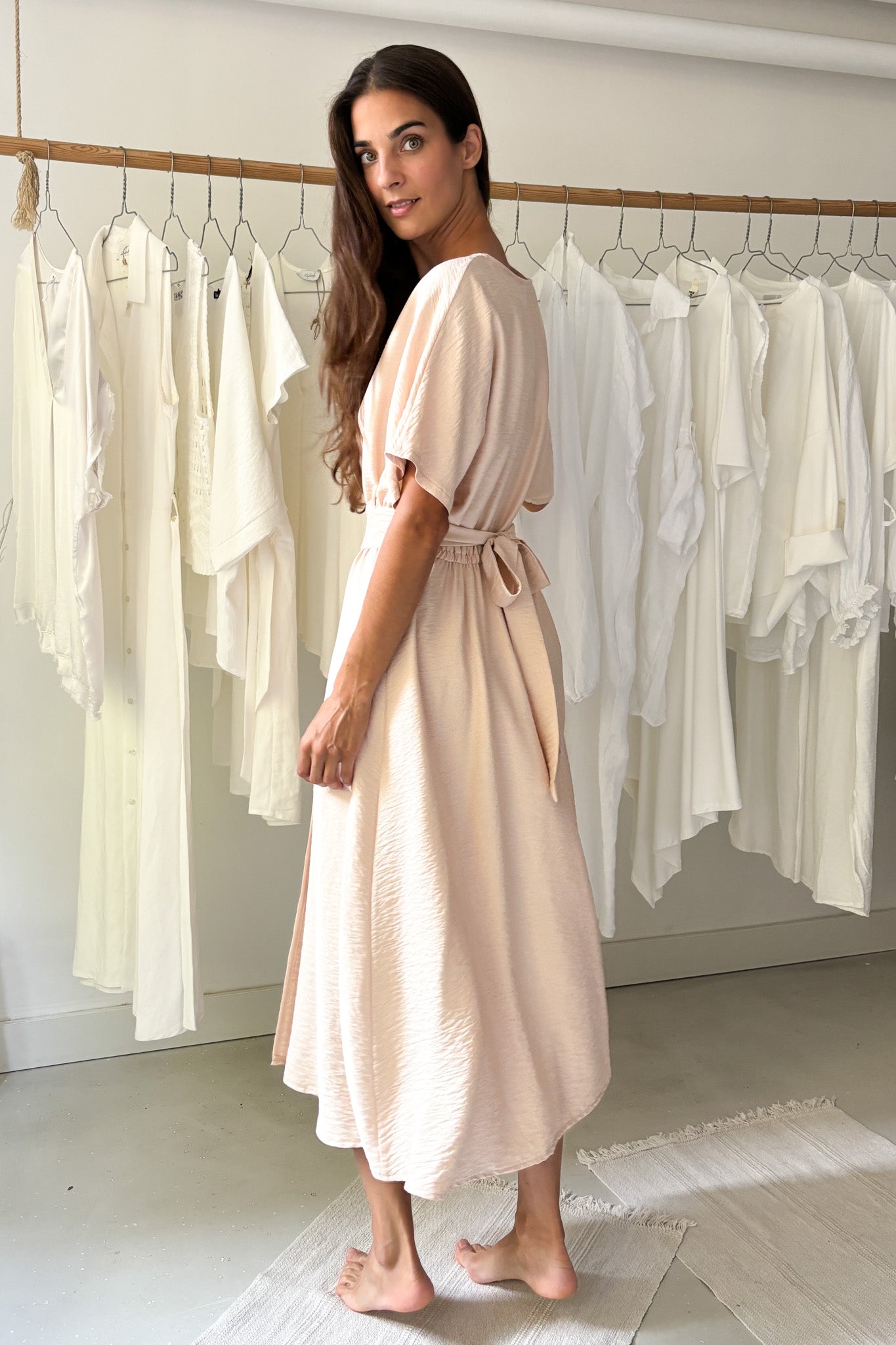 Púderszínű midiruha