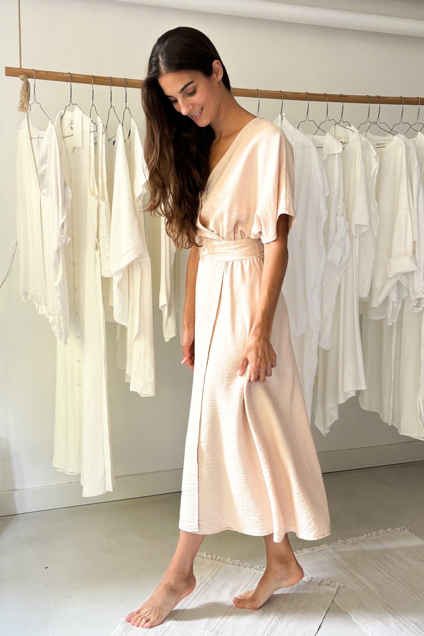 Púderszínű midiruha