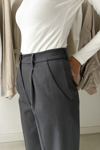 Szürke, vasalt nadrág