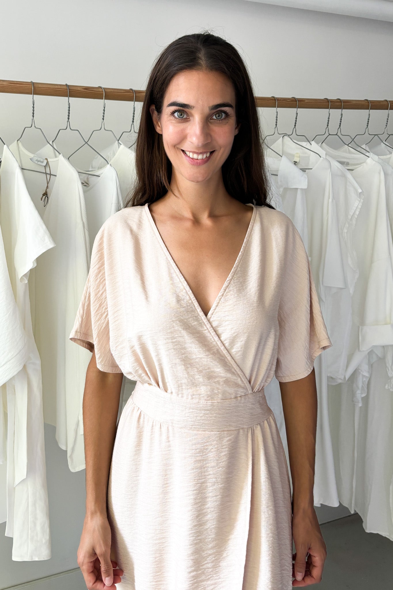 Púderszínű midiruha