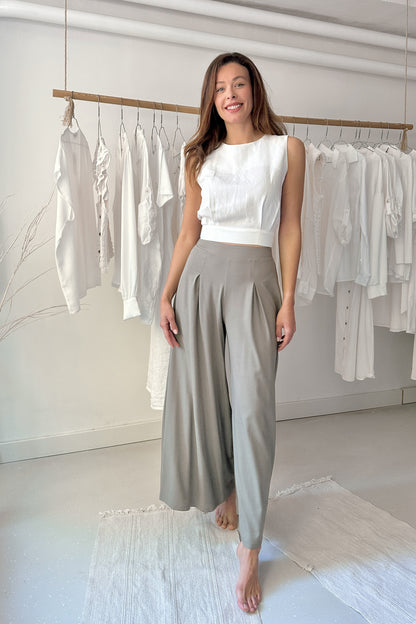 Ujjatlan, hátul gombos felső - LEN - fehér