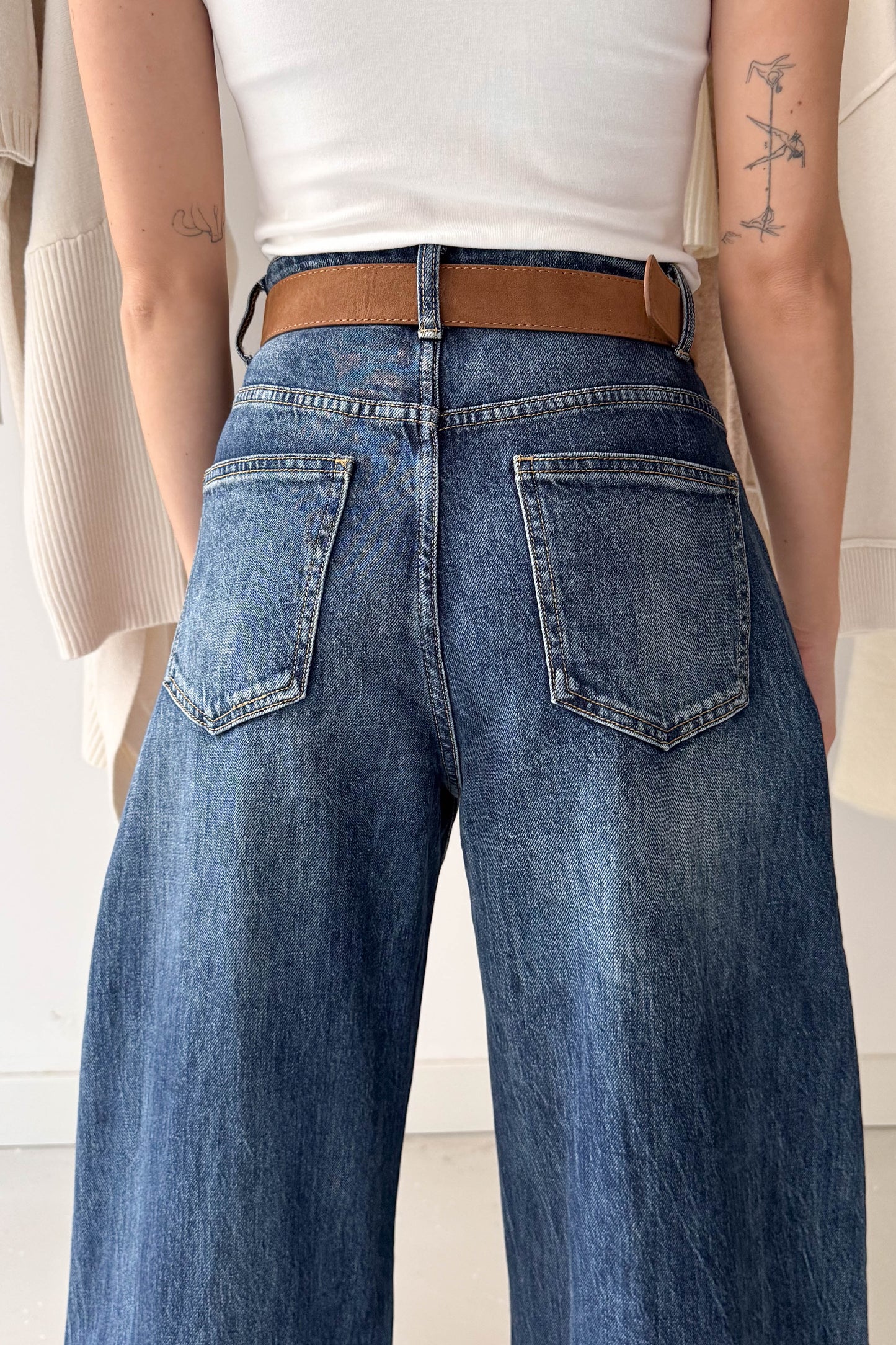 Ballon farmernadrág velúr övvel