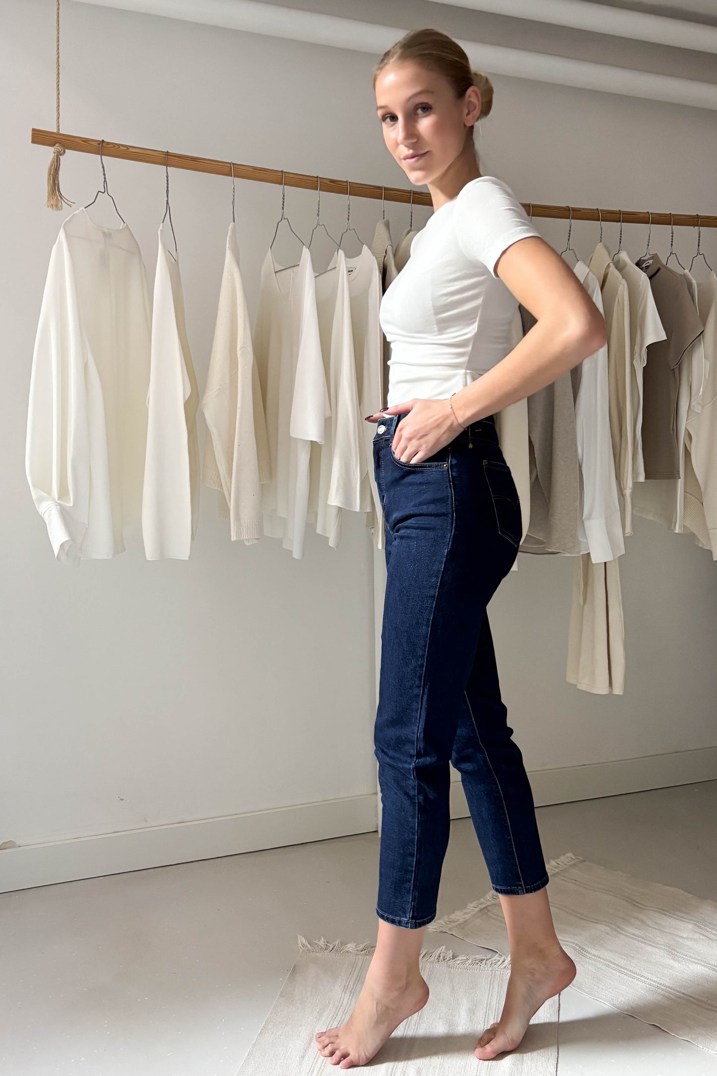 Szűk szárú sötétkék farmer nadrág