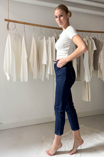 Szűk szárú sötétkék farmer nadrág