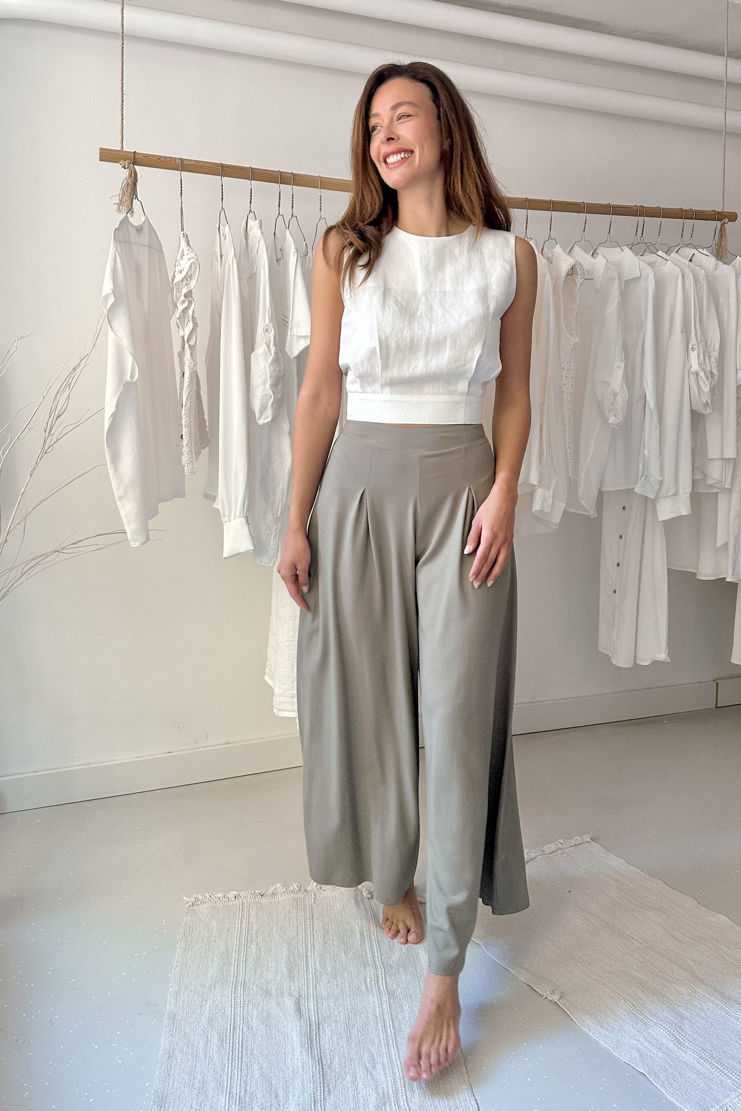 Ujjatlan, hátul gombos felső - LEN - fehér